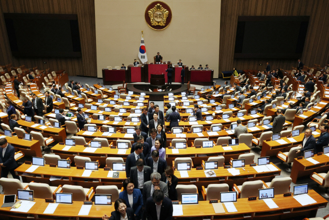 재표결 법안 부결에 퇴장하는 야당