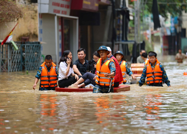 VIETNAM-TYPHOON YAGI-AFTERMATH <YONHAP NO-0128> (XINHUA)