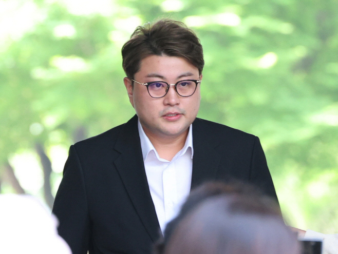 영장실질심사 출석하는 가수 김호중<YONHAP NO-2963>