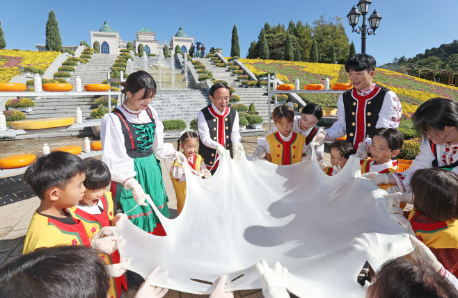 1. 10주년 임실N치즈축제, 천만송이 국화꽃과 3일 개막1