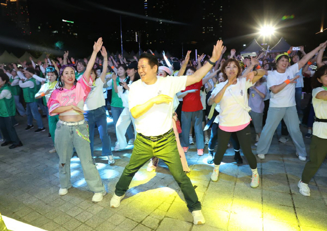 29일 평촌중앙공원 폐막식의 시민 커뮤니티 댄스