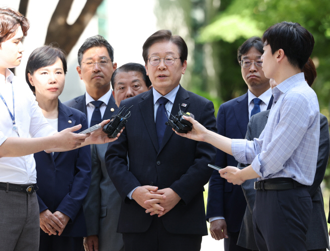 취재진 질문에 답하는 이재명 대표<YONHAP NO-3504>