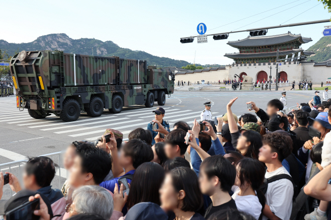 건군 76주년 국군의날 시가행진하는 지대지미사일 '현무'