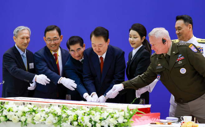 건군 76주년 축하 시루떡 자르는 윤석열 대통령