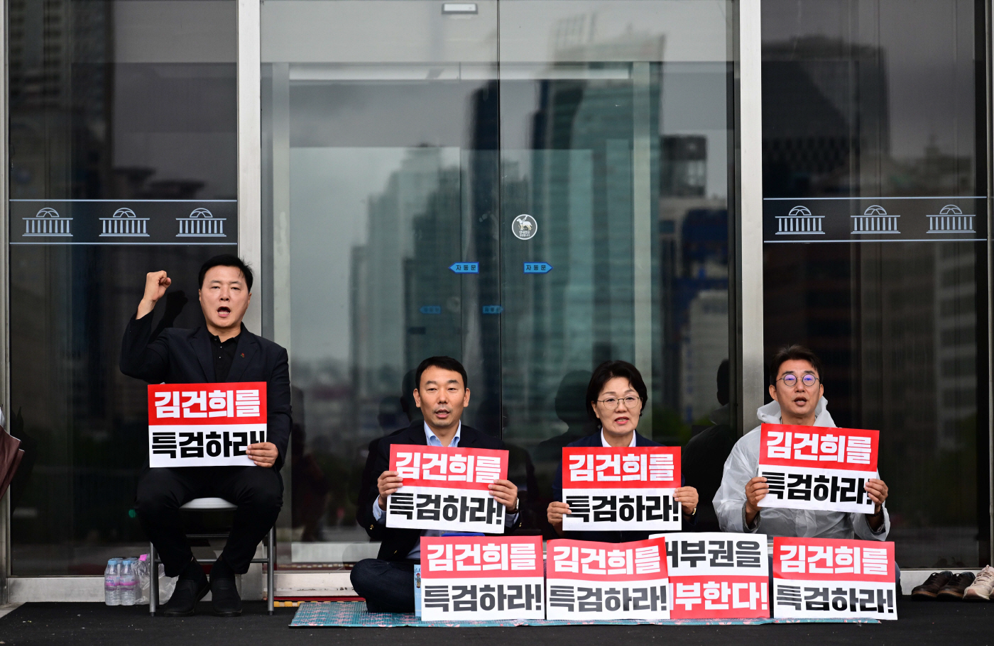 [포토] 피켓 들고 김건희 여사 특검 촉구하는 더불어민주당