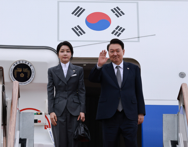 윤석열 대통령 부부, 필리핀-싱가포르 국빈 방문 및 아세안 회의 참석 출국