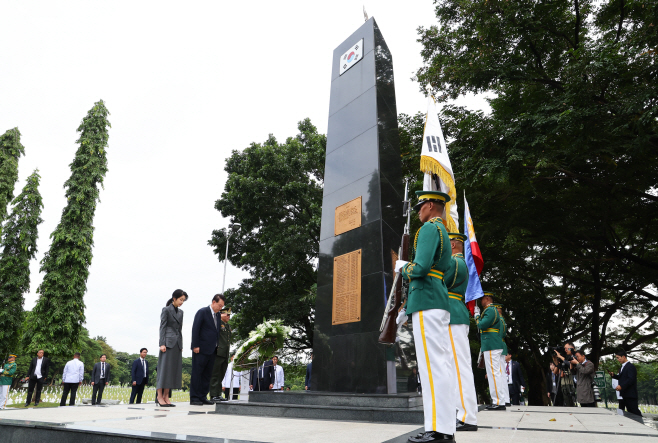 윤석열 대통령 부부, 필리핀 한국전 참전 기념비 참배