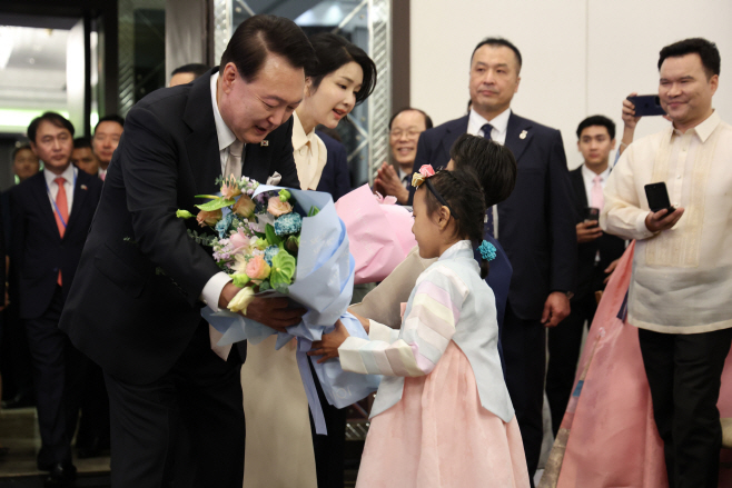 화동으로부터 꽃다발 받는 윤석열 대통령 부부