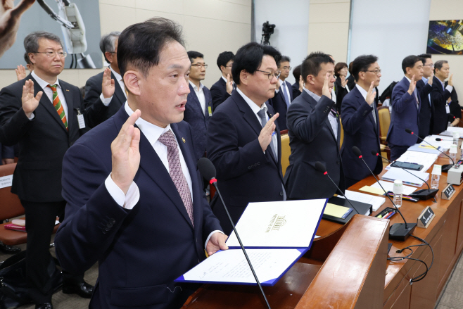 선서하는 김태규 방통위원장 직무대행<YONHAP NO-3041>