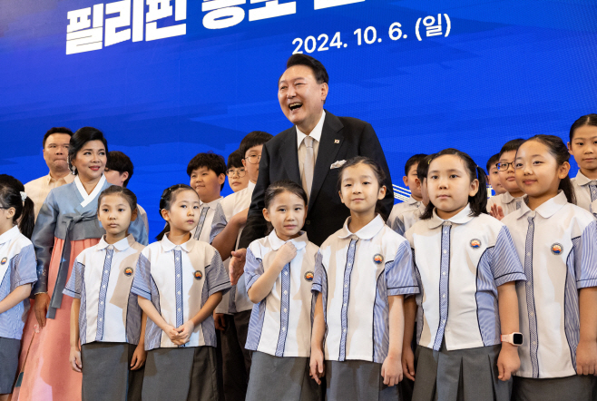 윤석열 대통령, 필리핀 동포 만찬 간담회 공연팀과 함께