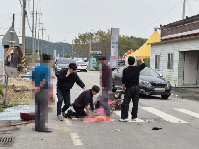 부안해경 소속 경찰관 3명이 환자 응급처치,교통통제