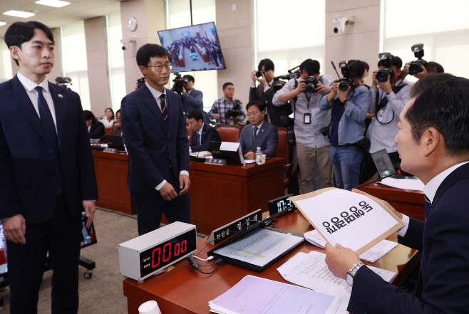 김영철 검사 동행명령장 전달<YONHAP NO-3204>