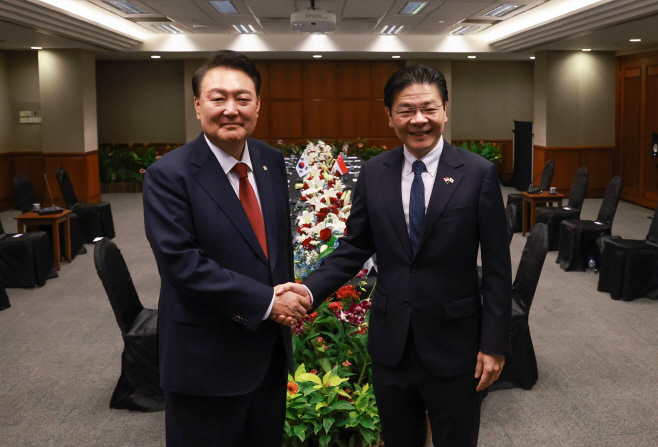 윤석열 대통령, 한·싱가포르 정상회담 기념촬영