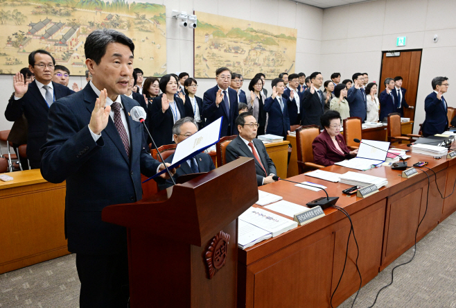 [포토] [2024국감] 교육부 등에 대한 국감 증인 선서하는 이주호 사회부총리