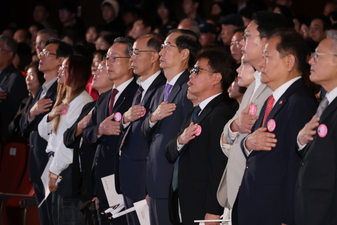 국기에 경례하는 한덕수 총리