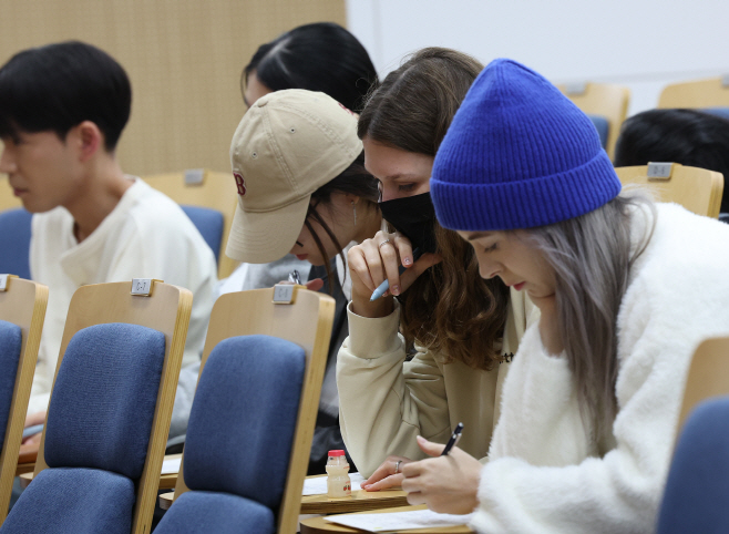 글짓기하는 외국인들