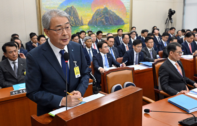 [포토] [2024국감] 질의에 답하는 임종룡 우리금융회장