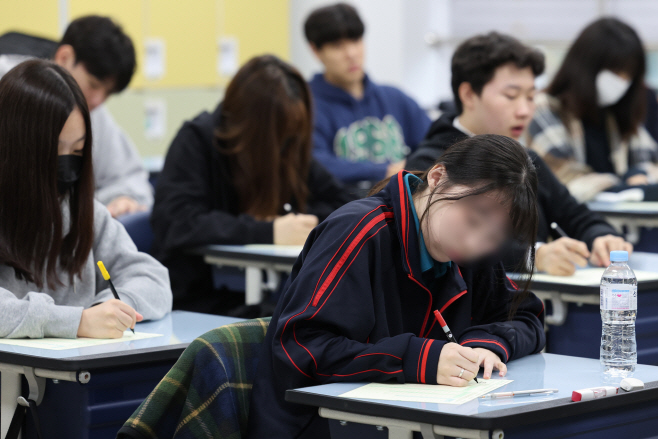 수능 전 마지막 모의고사 치르는 수험생들