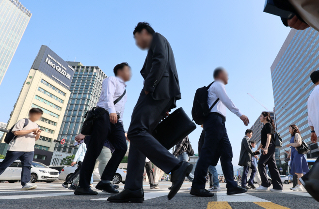 한국 평균임금 OECD 평균 90% 돌파<YONHAP NO-4143>