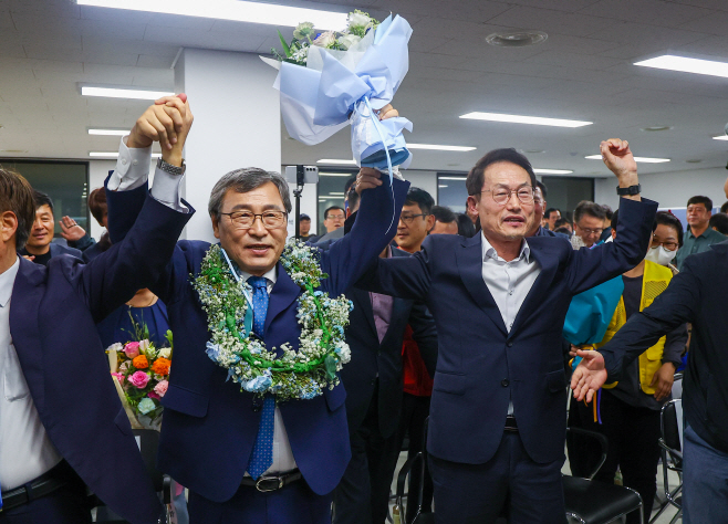 조희연 전 교육감과 함께 기뻐하는 정근식 후보