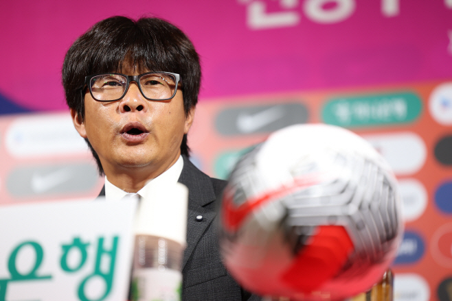 발언하는 신상우 신임 여자 축구대표팀 감독<YONHAP NO-2357>