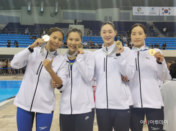 [포토]'제105회 전국체전' 여자일반부 혼계영 400M 울산시청 '금'획득