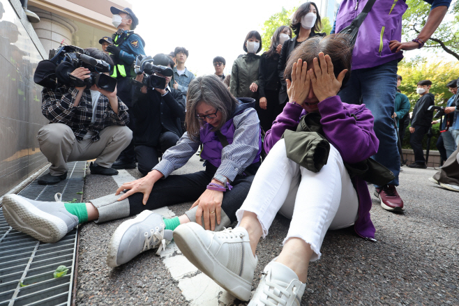 눈물 보이는 이태원참사 유가족<YONHAP NO-3012>