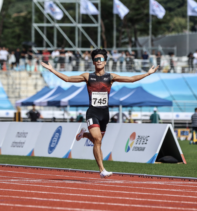 1500m 결승전에서 1위로 들어오고 있는 모습 이재웅(영천시청)