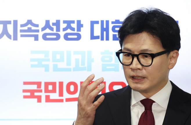 질문에 답하는 한동훈 대표<YONHAP NO-3581>