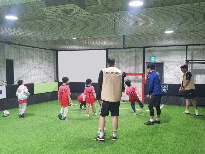 [사진자료2] 한국타이어 축구 재능기부 임직원 봉사활동