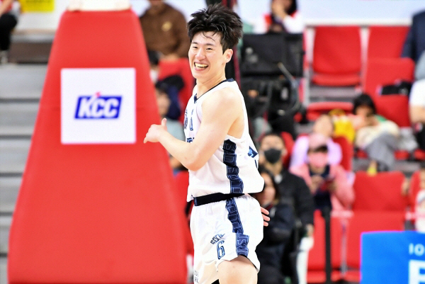 이정현이 경기 도중 미소를 짓고 있다. KBL