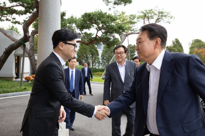 윤석열 대통령, 국민의힘 한동훈 대표와 악수<YONHAP NO-4524>