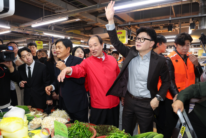 감사 인사하는 한동훈 대표<YONHAP NO-4348>