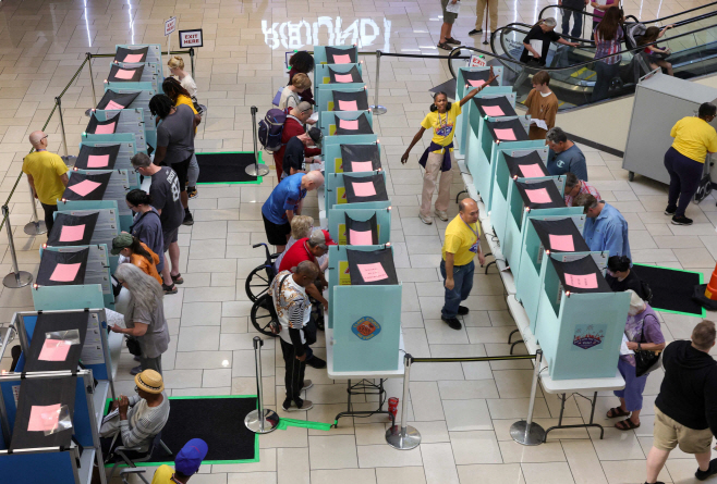 US-EARLY-VOTING-CONTINUES-IN-NEVADA