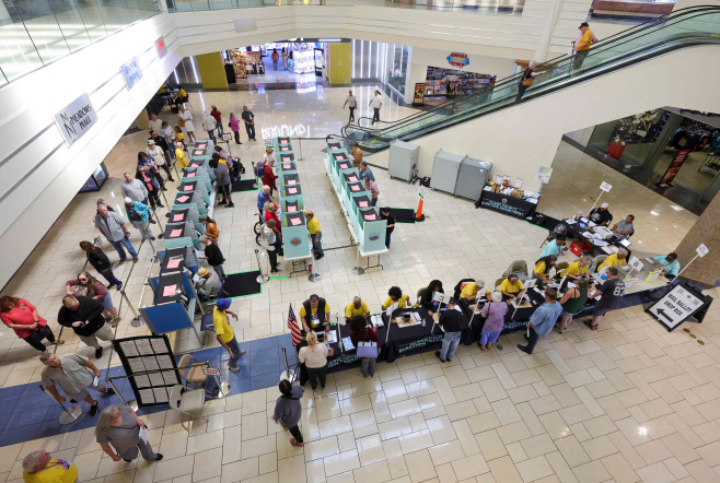 US-EARLY-VOTING-CONTINUES-IN-NEVADA