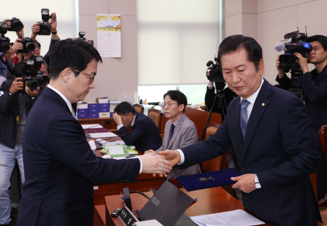 선서문 전달하는 심우정 검찰총장<YONHAP NO-2469>