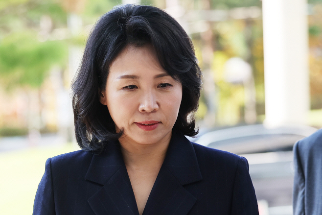 수원지법 들어서는 김혜경 씨