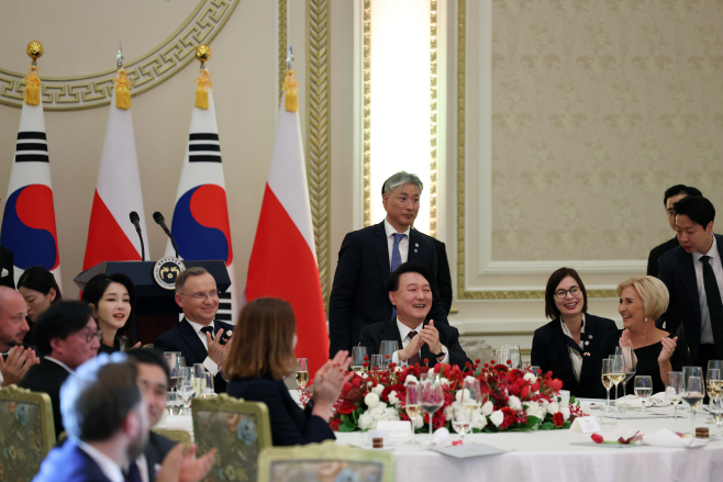 국빈 만찬에서 박수치는 윤석열 대통령 부부