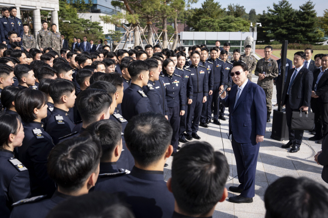 윤석열 대통령, 대통령실 견학 공사 생도 격려