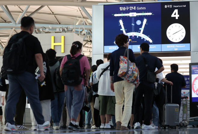 탑승객들로 붐비는 인천국제공항 출국장<YONHAP NO-4260>