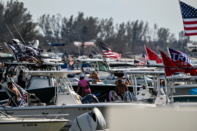 US-VOTE-POLITICS-BOAT-TRUMP