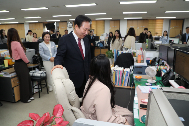 1028 안동시  임산부 직원 배려 ‘임산부 전용의자’ 제공 (2)