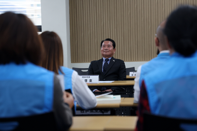 생각 잠긴 신경호 강원교육감<YONHAP NO-4275>