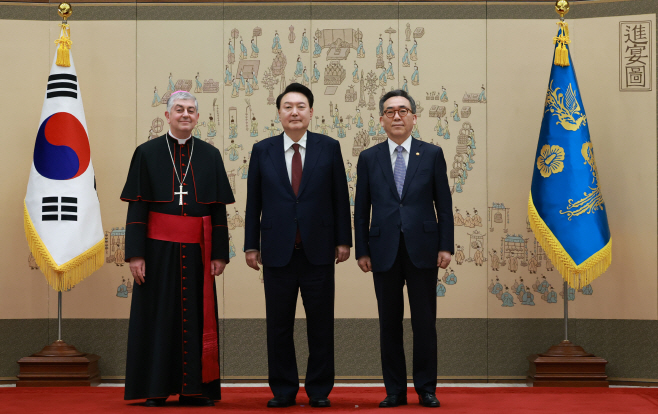 윤석열 대통령, 조반니 가스파리 주한교황청 대사와 기념촬영