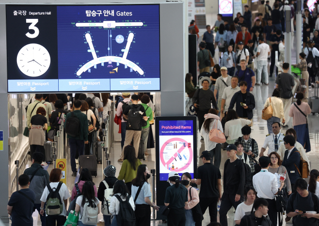 붐비는 인천국제공항 출국장<YONHAP NO-4253>