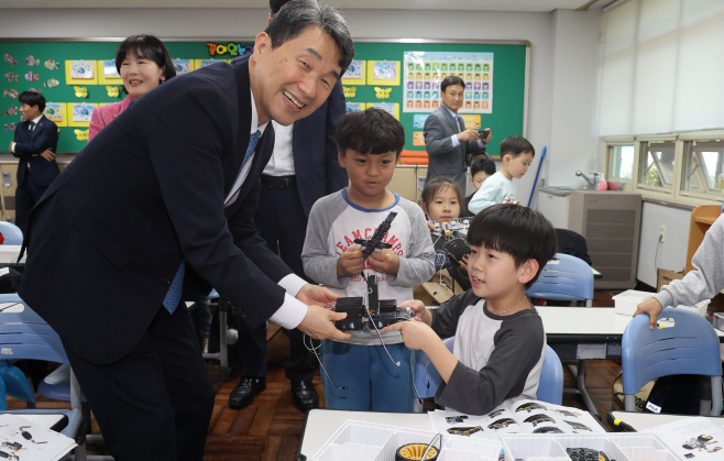 이주호 부총리 부산 늘봄학교 찾아