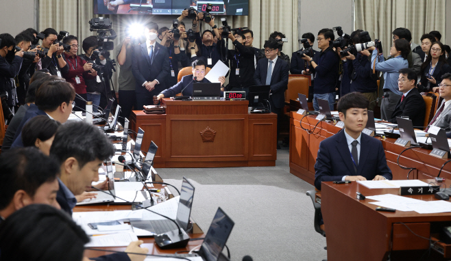 박찬대 위원장 '동행명령장 발부 의결'<YONHAP NO-3917>