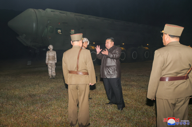 북한, 최신형 ICBM '화성포-19형' 시험발사 성공...김정은 참관