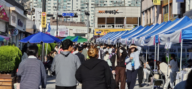 ‘즐길거리, 먹거리’ 많은 태안거리축제 관람객 ‘북적’