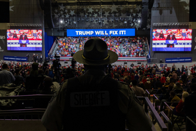 US-REPUBLICAN-PRESIDENTIAL-NOMINEE-DONALD-TRUMP-CAMPAIGNS-IN-MAC